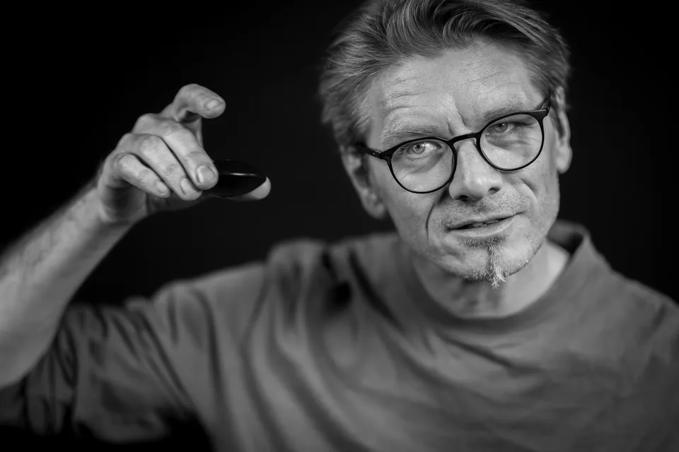 Schwarzweiss-Portrait eines Mannes im Studio