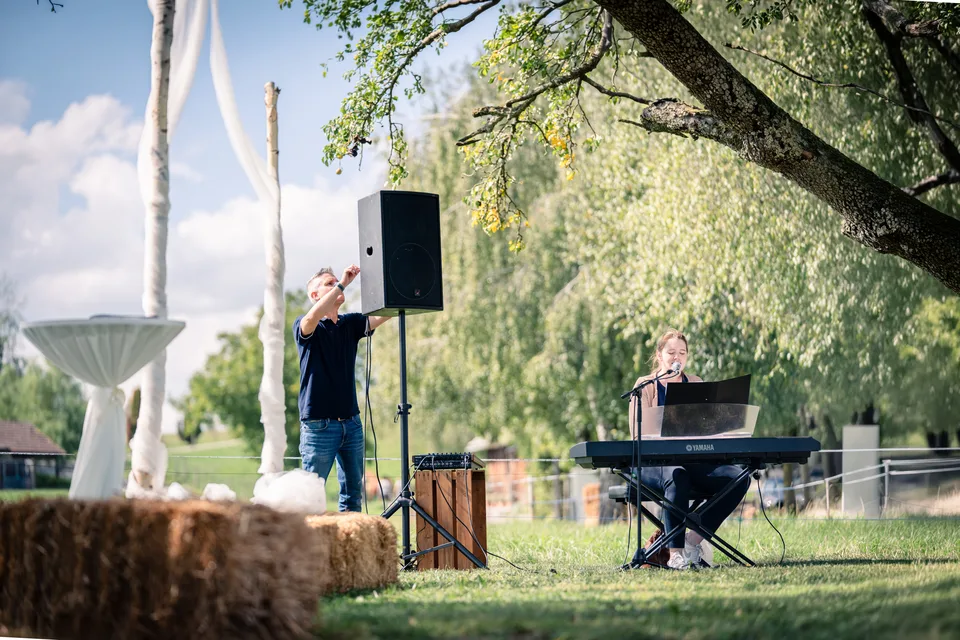 Eine Musikerin spielt im Freien