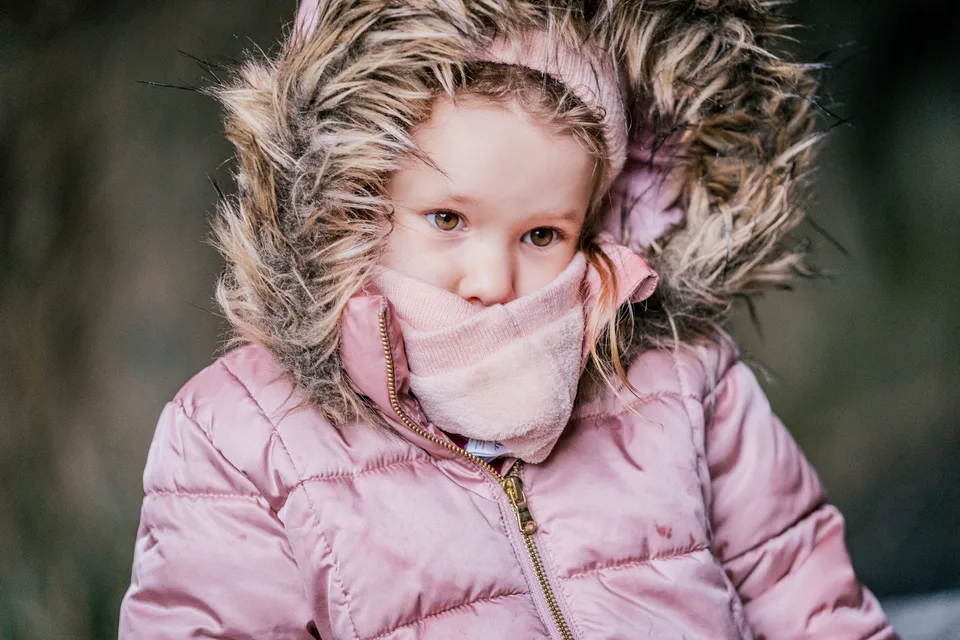 Ruhiges Winterportrait eines Kindes